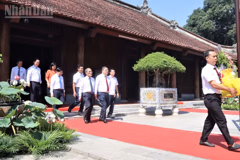 Đại diện lãnh đạo Trung ương, Nghệ An, Hà Tĩnh dâng lễ tưởng nhớ công lao vĩ đại của Chủ tịch Hồ Chí Minh.
