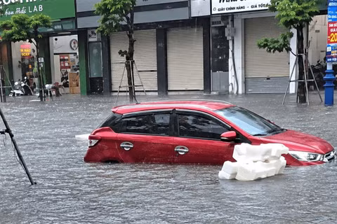 Xe ô-tô chết máy trên đường Nguyễn Văn Cừ. (Ảnh: CTV)