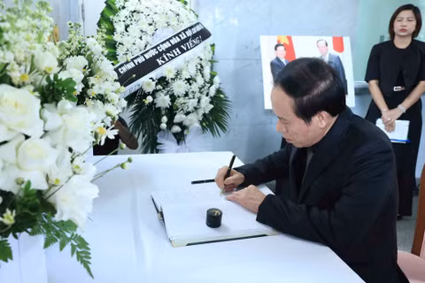 Phó Thủ tướng Lê Tiến Châu ghi sổ tang tại lễ viếng nguyên Thủ tướng Nhật Bản Fukuda Yasuo. (Ảnh: An Đăng/TTXVN)