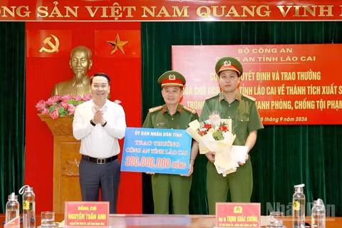 Đồng chí Nguyễn Tuấn Anh, Chủ tịch Ủy ban nhân dân tỉnh trao thưởng 200 triệu đồng cho Ban chuyên án. (Ảnh: THANH SƠN)