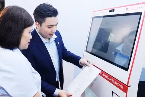 Người dân được tiếp cận hệ thống sao chép và cung cấp bản xác thực điện tử tại trung tâm hành chính công. (Ảnh: NAM ANH)