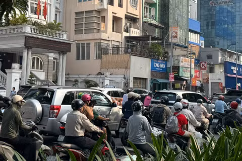 Ùn tắc vào giờ cao điểm tại tuyến đường Nguyễn Thị Minh Khai-Trương Định sáng 17/9. (Ảnh: QUÝ HIỀN)