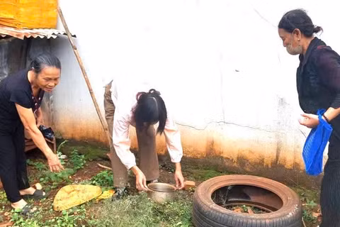 Người dân phường Tân An loại bỏ vật dụng chứa nước đọng tại khu dân cư để phòng, chống sốt xuất huyết Dengue. (Ảnh: CTV)