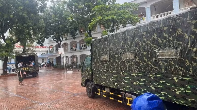 Học sinh Trường trung học cơ sở Cổ Nhuế 2 được xe quân đội trung chuyển từ trường ra khỏi điểm úng ngập sâu để phụ huynh đón con thuận tiện.