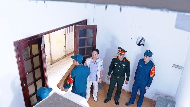 Tổ cơ động do Ban Chỉ huy Quân sự phường chủ trì, hỗ trợ các hộ dân trong việc thu dọn đồ đạc, di chuyển tài sản, để bàn giao mặt bằng dự án đường Vành đai 2,5.