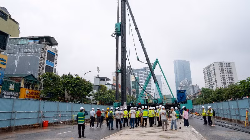 Ban Quản lý đường sắt đô thị Hà Nội (MRB) cùng Liên danh nhà thầu EPC vừa khởi công xây dựng Ga S1 (Ga Quần Ngựa) tuyến đường sắt đô thị số 5, Văn Cao-Hòa Lạc.