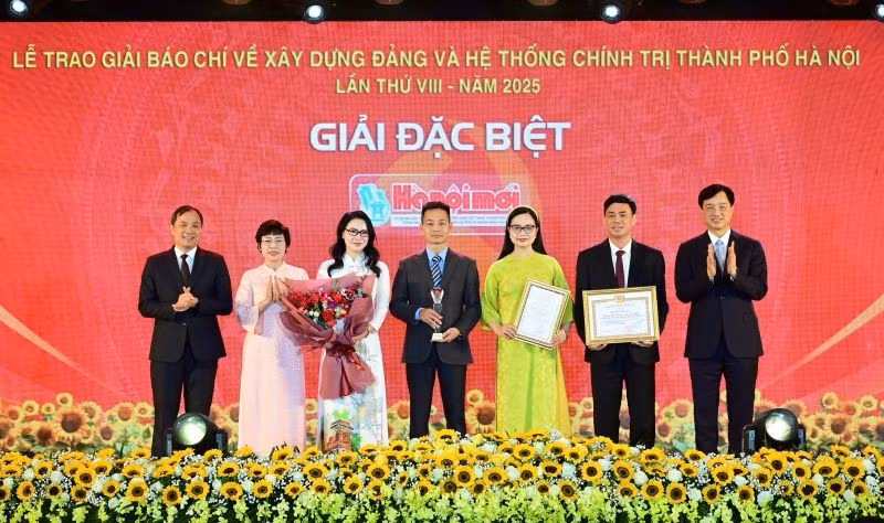 Đồng chí Nguyễn Duy Ngọc, Bí thư Thành ủy Hà Nội và đồng chí Hoàng Trung Dũng, Phó trưởng Ban Thường trực Ban Tổ chức Trung ương trao Giải Đặc biệt cho nhóm tác giả của Báo Hà Nội Mới.