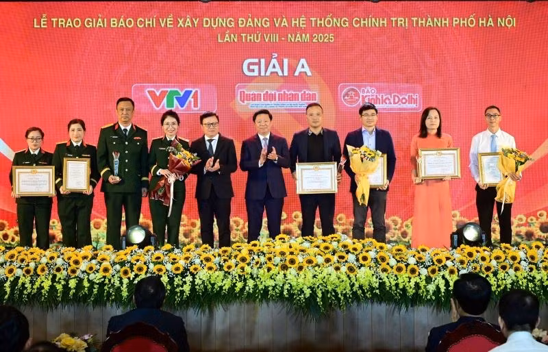 Các đồng chí: Lê Quốc Minh, Tổng Biên tập Báo Nhân Dân, Phó trưởng Ban Tuyên giáo và Dân vận Trung ương, Chủ tịch Hội Nhà báo Việt Nam; Trần Thanh Lâm, Phó trưởng Ban Tuyên giáo và Dân vận Trung ương trao chứng nhận cho các tác giả đoạt Giải A.