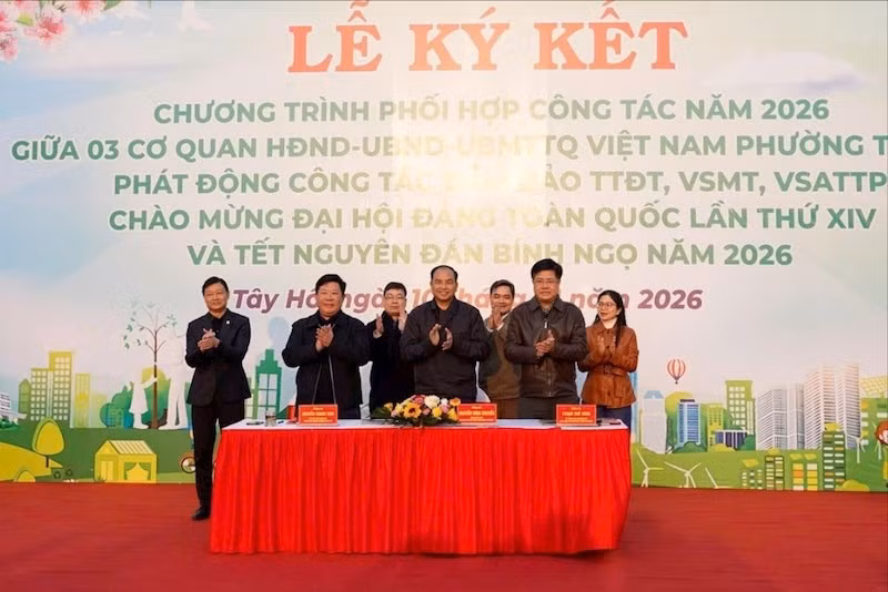 Lễ ký kết chương trình phối hợp công tác năm 2026 giữa Thường trực Hội đồng nhân dân-Ủy ban nhân dân-Ủy ban Mặt trận Tổ quốc Việt Nam phường Tây Hồ. (Ảnh: Nguyên Anh)