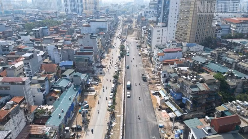 Đường Vành đai 1 đoạn Hoàng Cầu-Voi Phục đã được thảm nhựa mặt đường. (Ảnh: THÙY LINH-KHÁNH HƯƠNG)