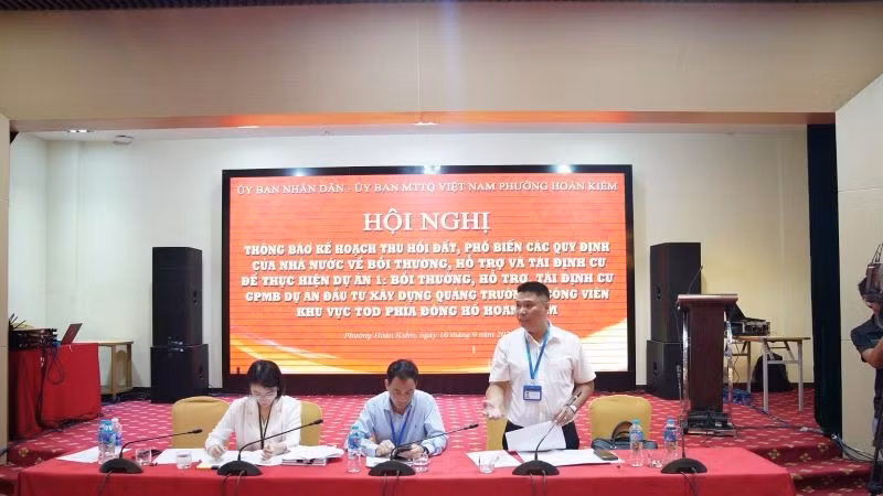 Đại diện UBND phường Hoàn Kiếm thông tin về dự án với các chủ sử dụng đất. (Ảnh: TRẦN HOÀNG)