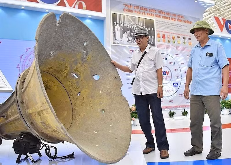 Người dân tham quan chiếc loa phóng thanh đặt tại vĩ tuyến 17 trong những năm kháng chiến chống Mỹ, nay được trưng bày tại gian trưng bày của Đài Tiếng nói Việt Nam tại Triển lãm quốc gia.
