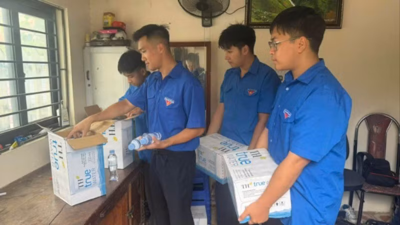 Thanh niên tình nguyện chuẩn bị nước uống cho các thí sinh tại điểm thi trường Trung học phổ thông Lê Hồng Phong, thành phố Hà Giang.