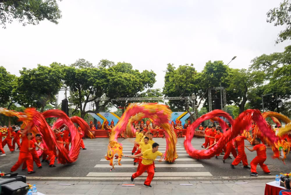 Biểu diễn múa rồng bên hồ Hoàn Kiếm (Hà Nội). (Ảnh: ĐĂNG ANH)