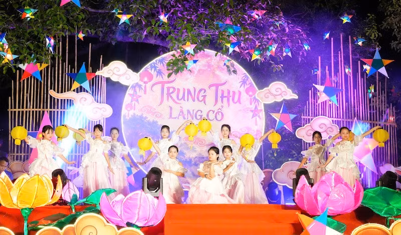 Các cháu thiếu nhi biểu diễn trong chương trình "Đêm trăng làng cổ" tổ chức tại Làng cổ Đường Lâm, phường Sơn Tây, Hà Nội. (Ảnh: HÀ THÀNH)