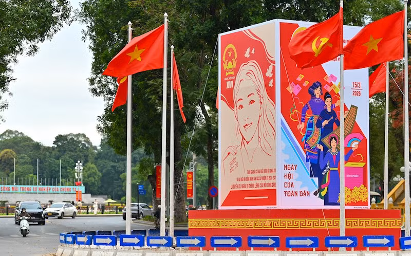 Đường phố Hà Nội được trang hoàng rực rỡ chào đón ngày bầu cử đại biểu Quốc hội khóa XIV và đại biểu Hội đồng nhân dân các cấp nhiệm kỳ 2026-2031. (Ảnh: THẾ ĐẠI)