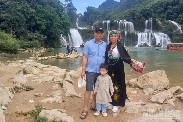 Du khách tham quan Khu du lịch thác Bản Giốc, xã Đàm Thủy, tỉnh Cao Bằng. (Ảnh: MINH TUẤN)