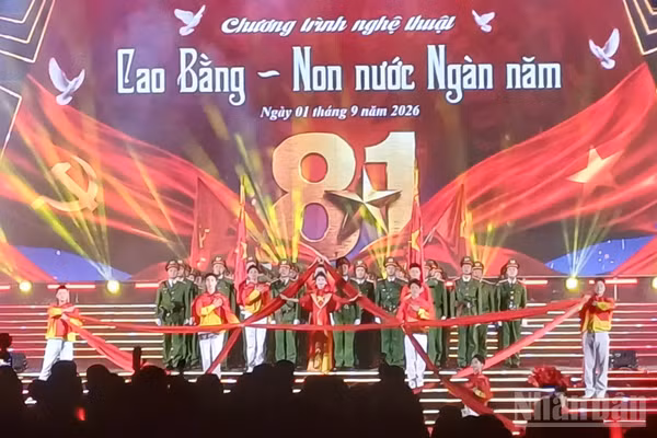 Màn khai mạc rực rỡ của chương trình. (Ảnh: MINH TUẤN)