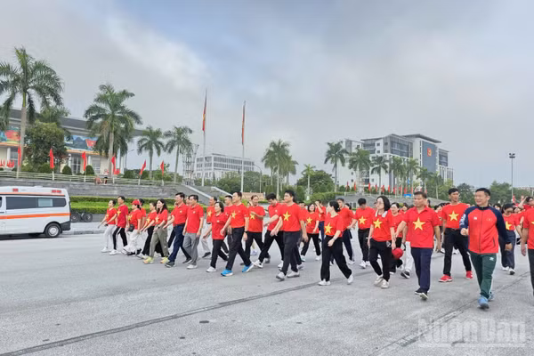 Chương trình đi bộ “Cùng Việt Nam tiến bước” diễn ra tại Quảng trường Pác Bó, phường Thục Phán, tỉnh Cao Bằng. (Ảnh: MINH TUẤN)