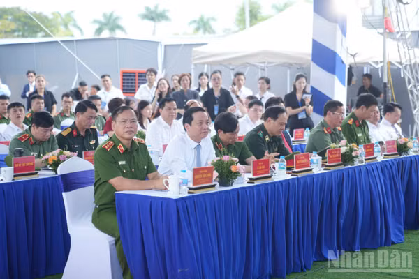 Các đại biểu dự lễ khởi công. (Ảnh: MINH TUẤN)