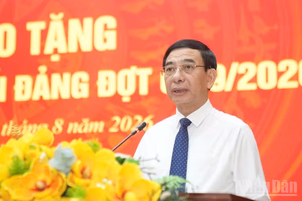 Đại tướng Phan Văn Giang phát biểu ý kiến tại lễ trao tặng Huy hiệu 80 năm tuổi Đảng cho đảng viên lão thành Nguyễn Khánh Trung.