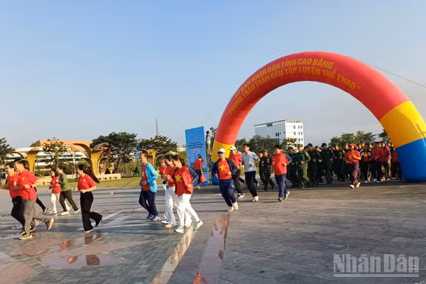 Các đại biểu và người dân chạy bộ hưởng ứng phong trào thường xuyên tập luyện thể thao. (Ảnh: MINH TUẤN)