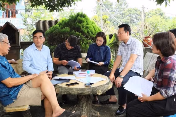 Lãnh đạo phường Tân Giang gặp gỡ, đối thoại với người dân, tạo đồng thuận trong giải phóng mặt bằng. (Ảnh: Phường Tân Giang)