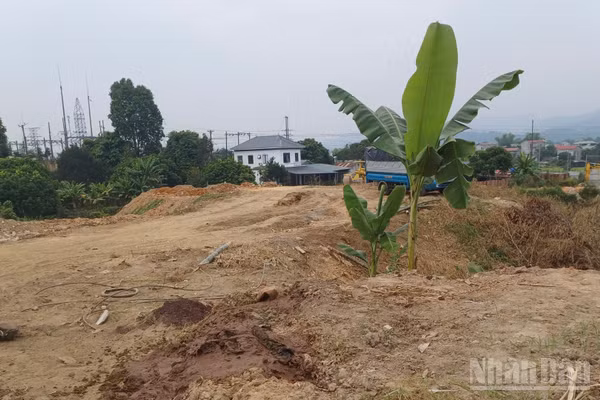 Tại khu đất ở tổ Hà Hồng, phường Thục Phán, tỉnh Cao Bằng có khối lượng lớn đất thải được đổ để san gạt mặt bằng. (Ảnh: MINH TUẤN)