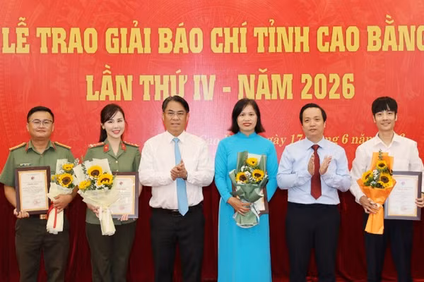Lãnh đạo tỉnh Cao Bằng trao giải cho các tác phẩm đoạt giải A. (Ảnh: Báo Cao Bằng)