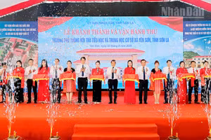 Các đại biểu cắt băng khánh thành và vận hành thử Trường phổ thông nội trú Tiểu học và Trung học cơ sở tại xã Yên Sơn. (Ảnh: QUỐC TUẤN)