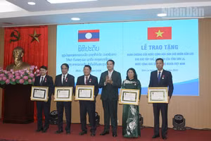 Đồng chí Penkhan Butcha Pheng trao Huân chương Tự do hạng III cho các đồng chí lãnh đạo tỉnh và nguyên lãnh đạo tỉnh Sơn La. (Ảnh: QUỐC TUẤN)