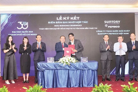 Đại học Quốc gia Thành phố Hồ Chí Minh ký kết biên bản hợp tác với doanh nghiệp. (Ảnh CTV)