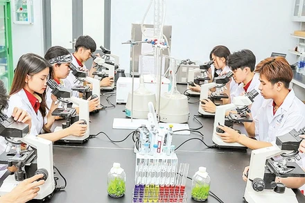 Hoạt động nghiên cứu trong phòng thí nghiệm tại Trường đại học Nguyễn Tất Thành. (Ảnh CTV)