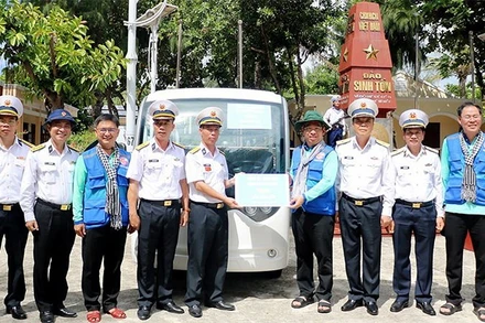 Lãnh đạo Thành ủy, Ủy ban Mặt trận Tổ quốc Việt Nam Thành phố Hồ Chí Minh thăm và trao quà tặng cán bộ, chiến sĩ trên đảo Sinh Tồn. (Ảnh VŨ HOÀNG)