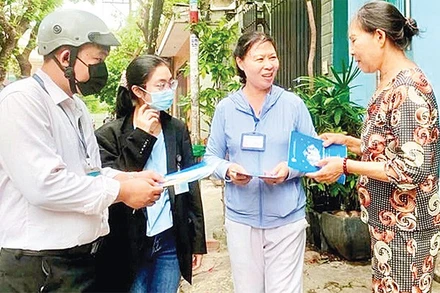 Nhân viên y tế tuyên truyền phòng chống sốt xuất huyết tại phường Tân Bình, Thành phố Hồ Chí Minh.