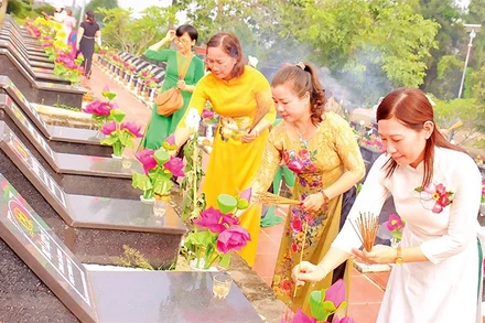 Giáo viên Trường mầm non Hoa Hồng thắp nhang tri ân tại các phần mộ liệt sĩ.