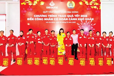 Công ty Cơ khí-Xây dựng-Thương mại Đại Dũng trao quà Tết tặng người lao động hoàn cảnh khó khăn.