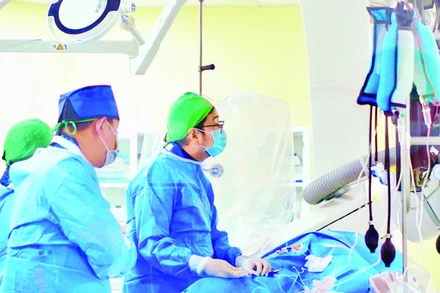 Bác sĩ can thiệp ca bệnh bị đột quỵ tại Bệnh viện đa khoa Xuyên Á Thành phố Hồ Chí Minh.