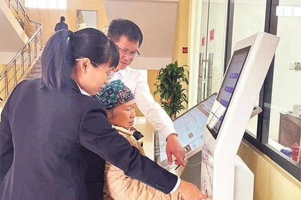 Hỗ trợ công dân các thao tác trên ứng dụng điện tử tại Trung tâm Phục vụ hành chính công phường Tam Sơn.