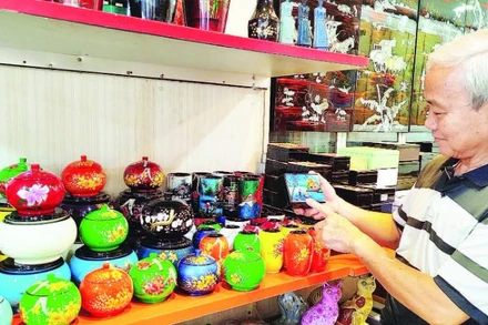 Sản phẩm sơn mài được sản xuất tại Công ty trách nhiệm hữu hạn một thành viên Sơn mài mỹ nghệ Tư Bốn.