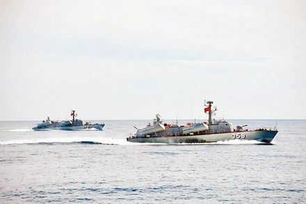 Biên đội Tàu Lữ đoàn 172, Vùng 3 Hải quân thực hiện nhiệm vụ trên biển.