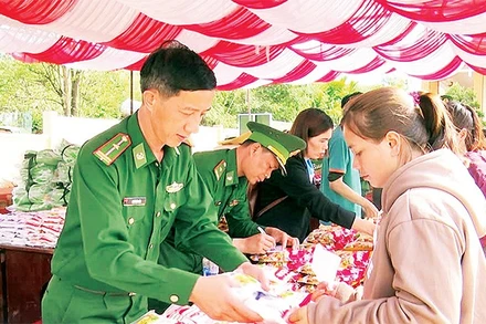 Nhiều nhu yếu phẩm cần thiết cho cuộc sống hằng ngày được lực lượng Bộ đội Biên phòng trao tặng người dân.