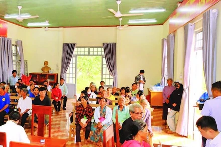 Y, bác sĩ Bệnh xá quân dân y (Trung đoàn 719, Binh đoàn 16) khám bệnh cho người dân tại xã Đắk Nhau, tỉnh Đồng Nai.