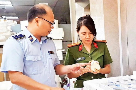 Lực lượng chức năng kiểm tra hàng hóa trên địa bàn Hà Nội.