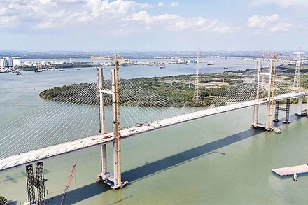 Cầu Bình Khánh bắc qua sông Soài Rạp (thuộc dự án đường cao tốc Bến Lức-Long Thành) đã hợp long vào cuối tháng 6/2025, đang được hoàn thiện và dự kiến được khánh thành vào tháng 9/2025. (Ảnh THẾ ANH)