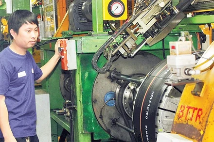 Sản xuất lốp xe ô-tô tại Nhà máy Kumho Tire Việt Nam, Khu công nghiệp Mỹ Phước 3 (Thành phố Hồ Chí Minh).