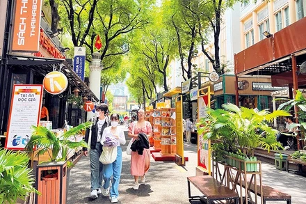 Không gian xanh mát tại Đường sách Thành phố Hồ Chí Minh. (Ảnh MẠNH HẢO)