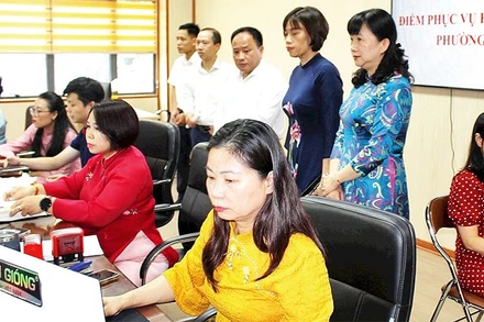 Lãnh đạo phường Bạch Mai kiểm tra hoạt động tại điểm phục vụ hành chính công phường Bạch Mai. (Ảnh ĐÌNH HIỆP)