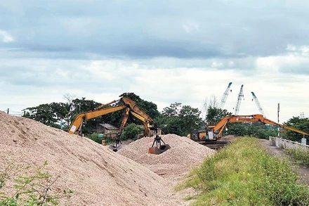 Vật liệu xây dựng được tập kết tại chân công trình cầu Đuống (mới).