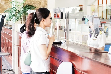 Người dân làm thủ tục tại Chi cục Thuế khu vực II, phường An Phú, thành phố Thủ Đức. (Ảnh THẾ ANH)